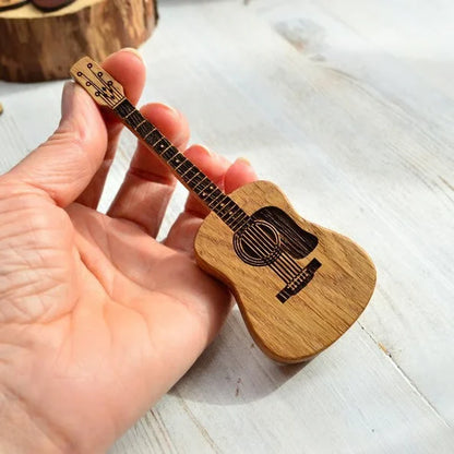 🎸100% Handmade Mini Cute Edition Wooden Guitar Plectrum Case(𝐉𝐚𝐤𝐞 𝐖𝐢𝐥𝐬𝐨𝐧 𝐇𝐚𝐧𝐝𝐦𝐚𝐝𝐞®)