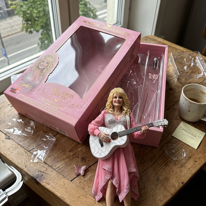 IN LOVING MEMORY OF THE QUEEN OF COUNTRY (1946-2026) HOT TOY FIGURE